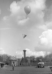811283 Afbeelding van een weerballon boven het terrein van het Koninklijk Nederlands Meteorologisch Instituut te De Bilt.